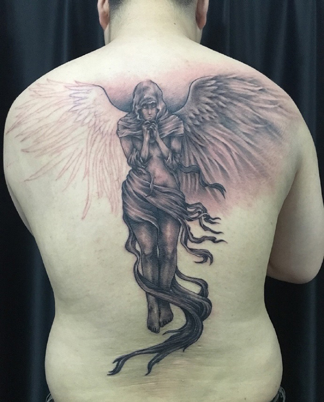 点击大图看下一张：后背祈祷的天使个性纹身图案