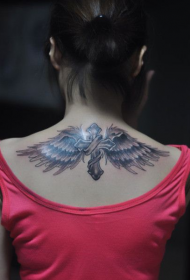 女生背部漂亮时尚的十字架翅膀纹身图案