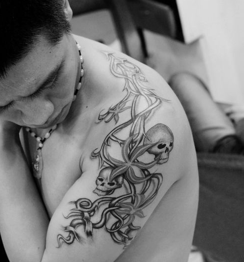 点击大图看下一张:男人大臂黑白彼岸花骷髅纹身图案