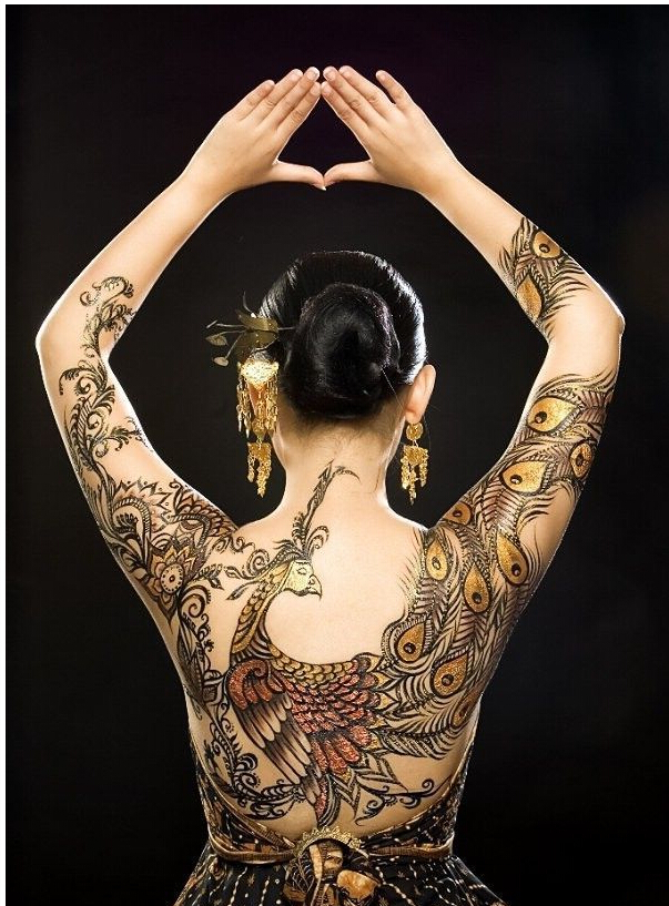 点击大图看下一张：个性女子满背漂亮的孔雀彩绘纹身图案