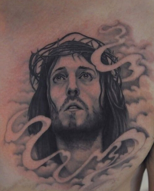 点击大图看下一张：男士胸前个性耶稣头像纹身图案