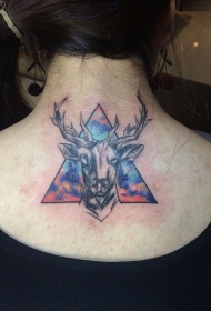 女生颈部彩绘鹿头三角形纹身图案