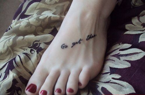 点击大图看下一张：女生脚背简单流行的英文字母纹身图案
