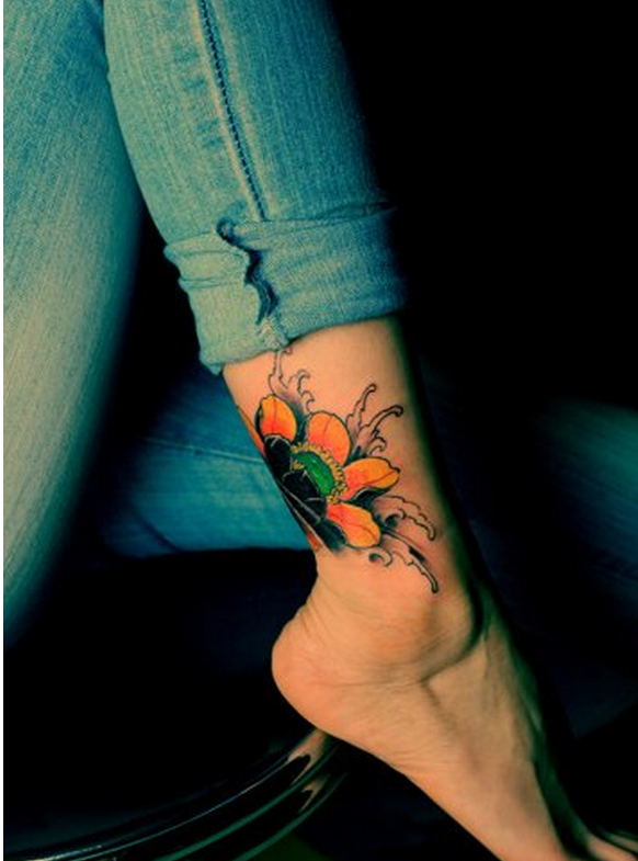 点击大图看下一张：美女脚踝唯美好看的彩色花蕊纹身图案