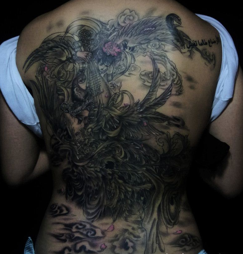 点击大图看下一张：女性满背漂亮的飞天纹身图案