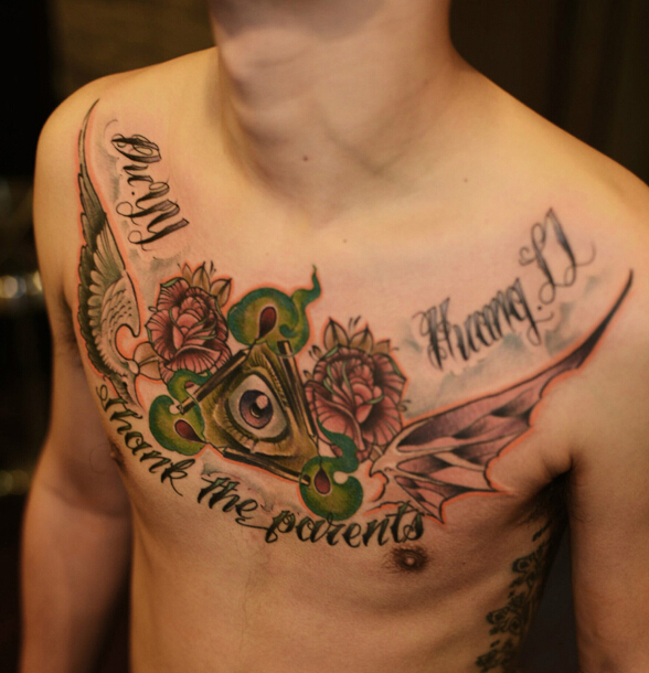点击大图看下一张：男人胸部上帝之眼和字母花卉纹身图案