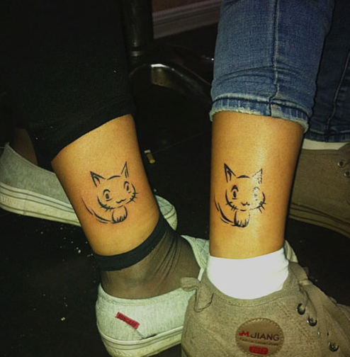 点击大图看下一张：情侣脚踝上可爱的小猫咪纹身图案