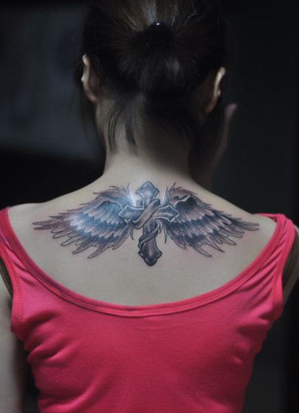 点击大图看下一张：女生背部漂亮时尚的十字架翅膀纹身图案
