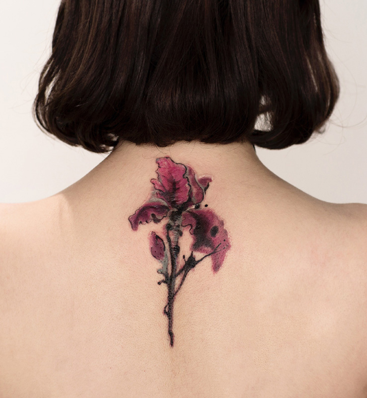 点击大图看下一张：美女后背水墨花卉纹身图案