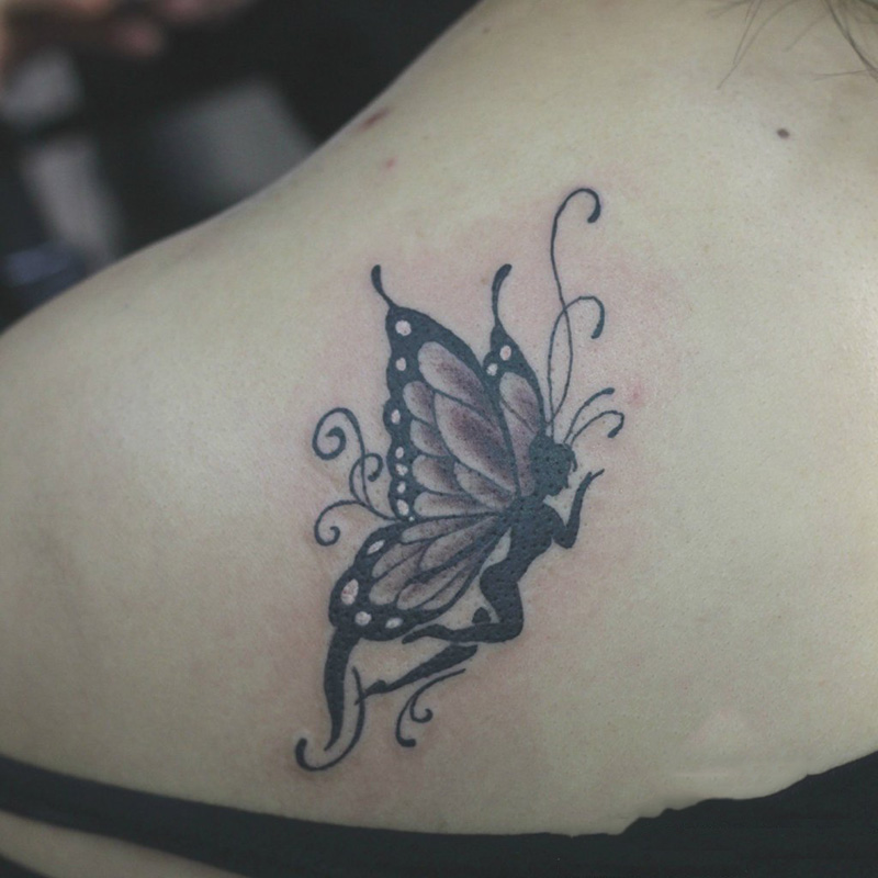 点击大图看下一张：女生肩部蝴蝶精灵纹身图案