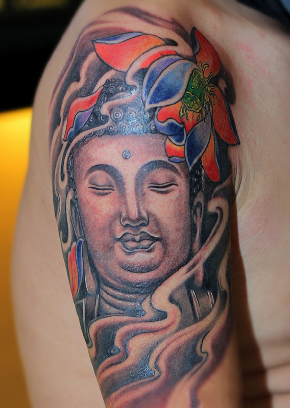 点击大图看下一张：大臂佛像与莲花彩绘纹身图案