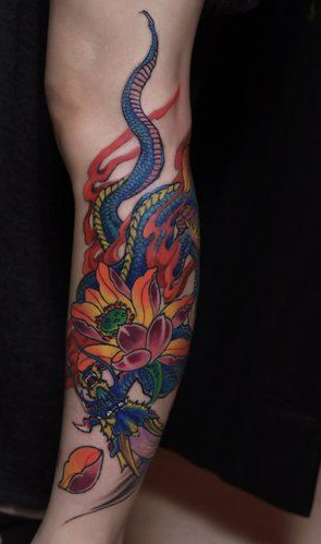 点击大图看下一张：腿部彩色莲花和蛇纹身图案