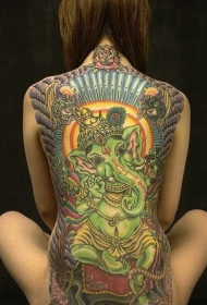 女生后背彩绘的象神纹身图案