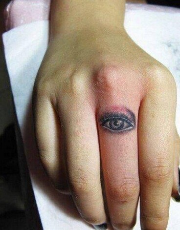 点击大图看下一张：手指上个性的眼睛纹身图案