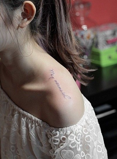 点击大图看下一张：女生肩部唯美英文字母纹身图案