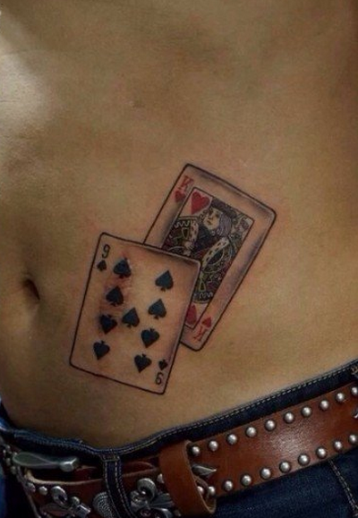 点击大图看下一张：腹部个性彩色扑克牌纹身图案