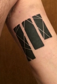 手臂上黑白灰风格几何元素长方形简单个性线条纹身图片