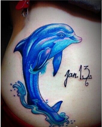 点击大图看下一张：女孩腰部彩色的海豚纹身图案