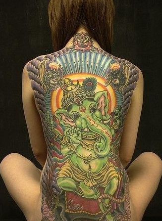点击大图看下一张：女生后背彩绘的象神纹身图案