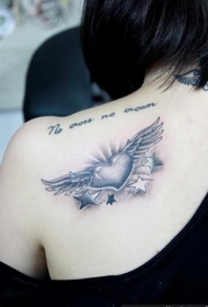 女人背部时尚的黑白心形翅膀字母纹身图案
