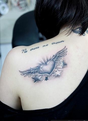 点击大图看下一张：女人背部时尚的黑白心形翅膀字母纹身图案