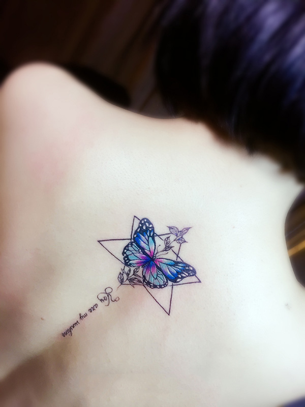 点击大图看下一张：后背个性彩绘蝴蝶几何纹身图案