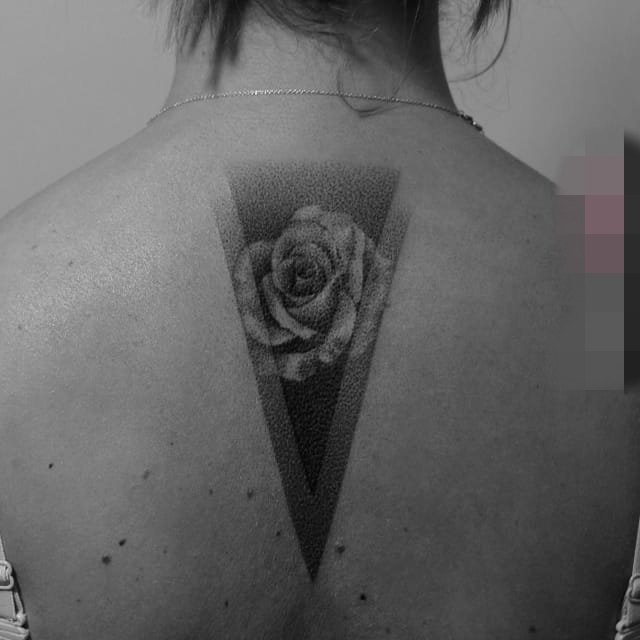 点击大图看下一张:10款黑白点刺技巧几何元素动物和人物肖像纹身图案大全