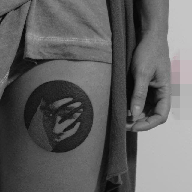 点击大图看下一张:10款黑白点刺技巧几何元素动物和人物肖像纹身图案大全