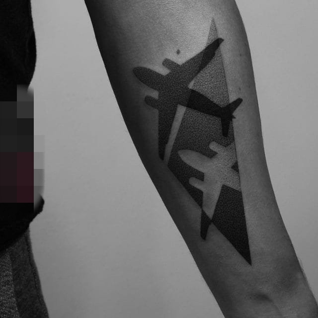 点击大图看下一张：10款黑白点刺技巧几何元素动物和人物肖像纹身图案大全