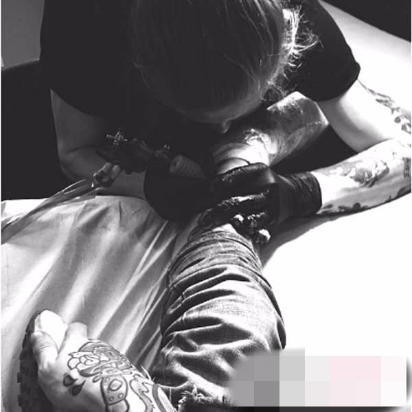 点击大图看下一张：10款黑白点刺技巧几何元素动物和人物肖像纹身图案大全