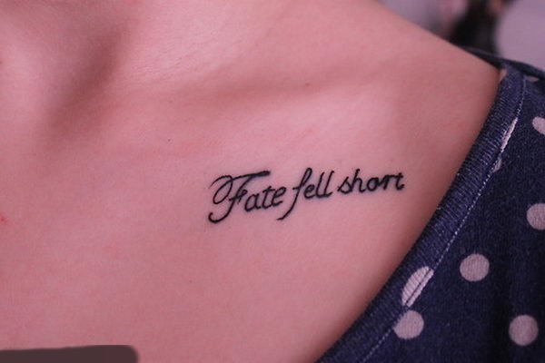 点击大图看下一张:一组女生肩部简单个性线条小巧纹身图案大全