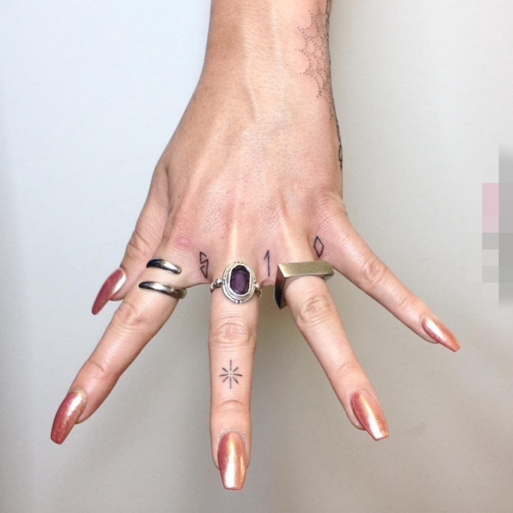 点击大图看下一张:一组手指上黑白简单个性线条纹身图案大全