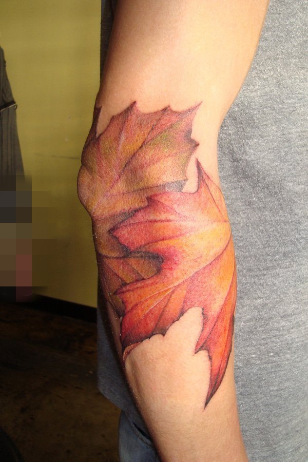 点击大图看下一张：12款和秋天有关的小叶子纹身图案