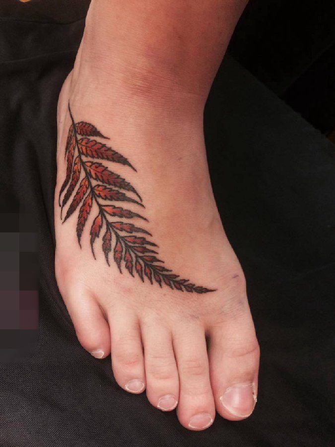 点击大图看下一张：脚背上彩绘简约树叶枫叶纹身图片