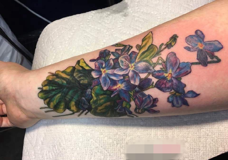 点击大图看下一张：男生手臂上彩色渐变植物花朵纹身图片