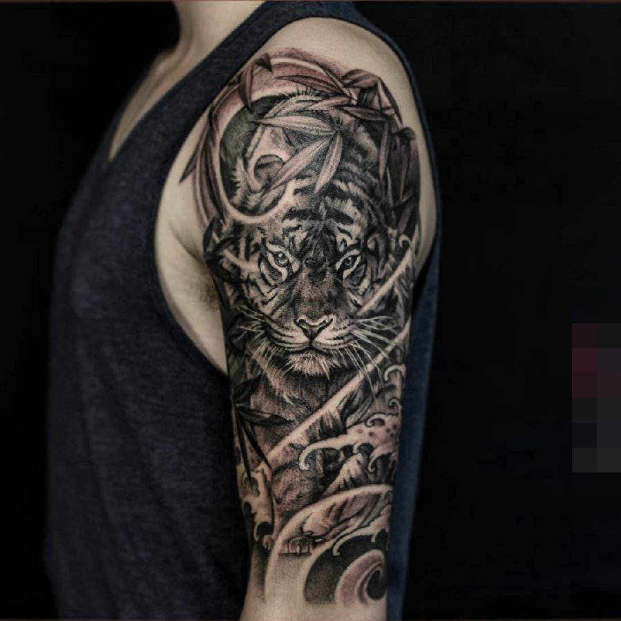 点击大图看下一张：男生手臂上黑白点刺帅气的动物老虎纹身图片