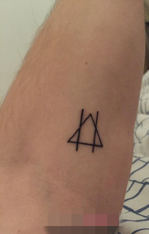 点击大图看下一张:男生手臂上黑白简单线条几何元素三角形纹身图片