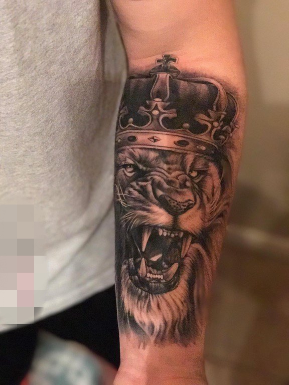 点击大图看下一张：男生手臂上黑白素描点刺技巧动物狮子头纹身图片