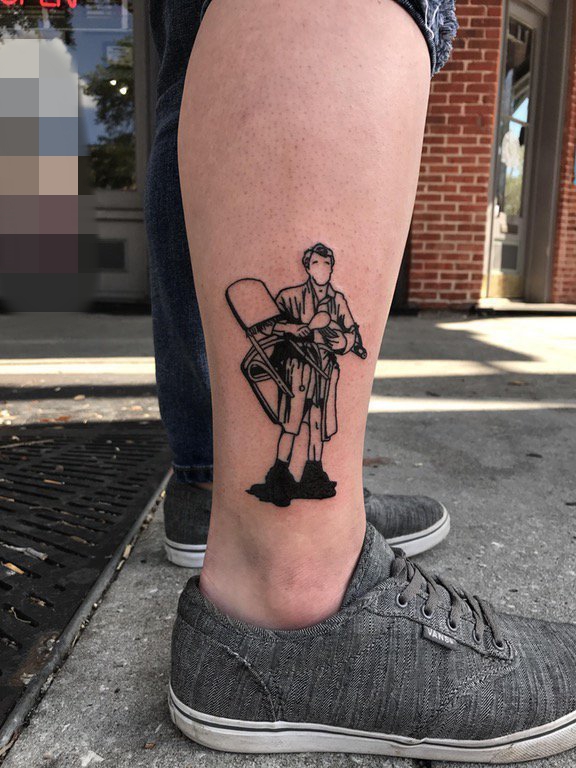 点击大图看下一张：男生小腿上黑白线条个性的人物肖像纹身图片