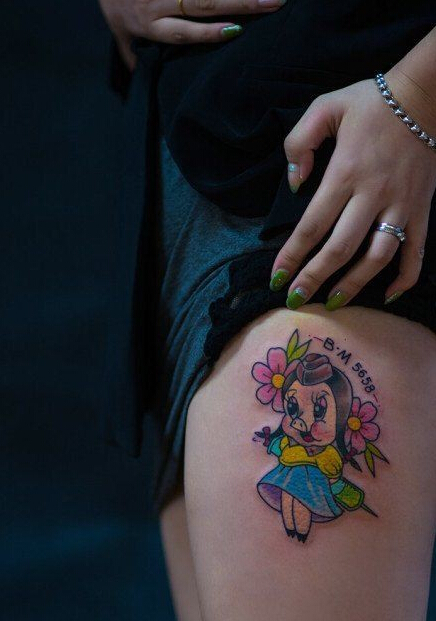 点击大图看下一张：女生腿部可爱的卡通小猪字母花朵纹身图案
