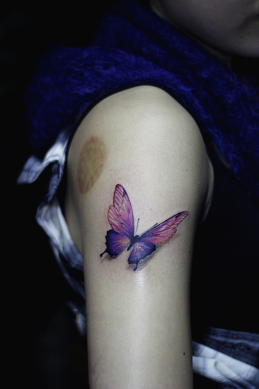 点击大图看下一张：手臂3d彩色蝴蝶个性纹身图案