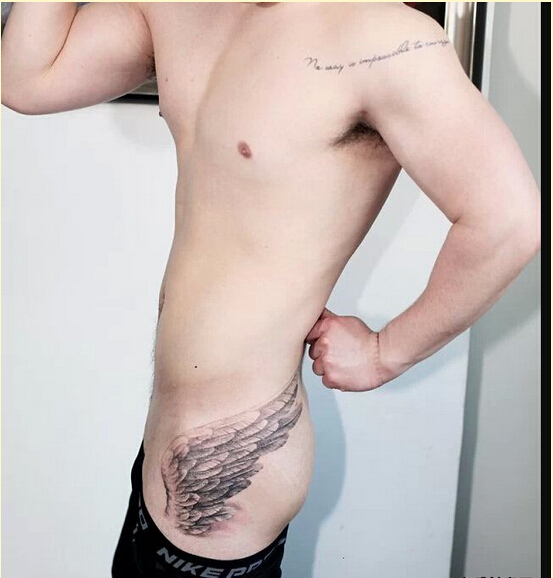 点击大图看下一张：个性男性侧腰部翅膀纹身图案