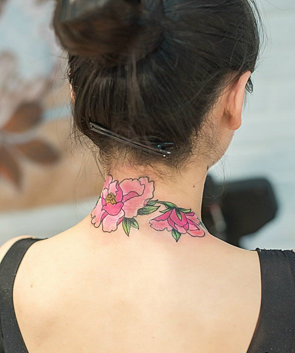 点击大图看下一张：女生颈部牡丹花彩绘纹身图案
