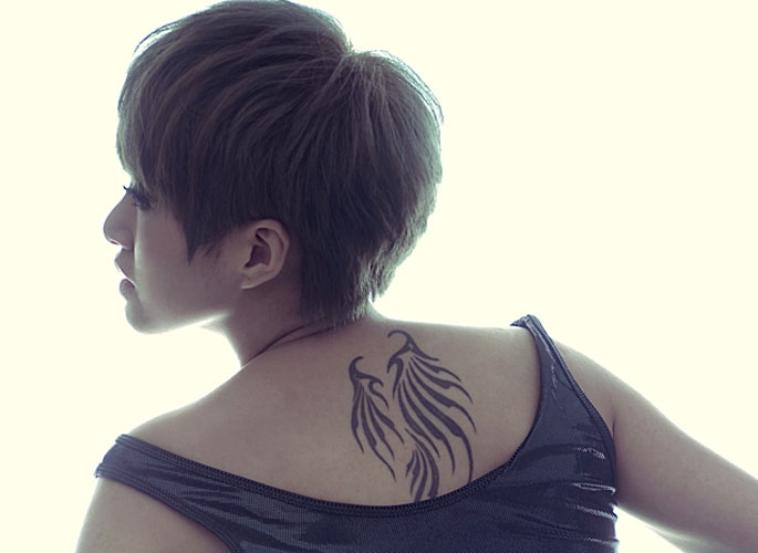 点击大图看下一张：谭维维大方秀背部翅膀图腾纹身图案