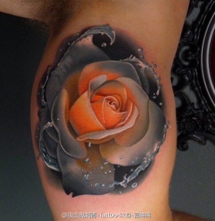 点击大图看下一张：手臂写实逼真的水珠玫瑰纹身图案