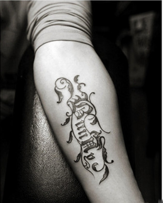 点击大图看下一张：男人手臂藤蔓字母刺青图案