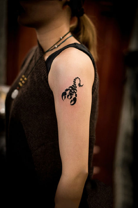 点击大图看下一张：美女手臂黑色蝎子纹身图案