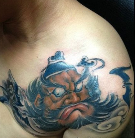 点击大图看下一张：男性肩膀处权威的钟馗纹身图案