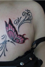 女孩胸部彩色蝴蝶藤蔓纹身图案