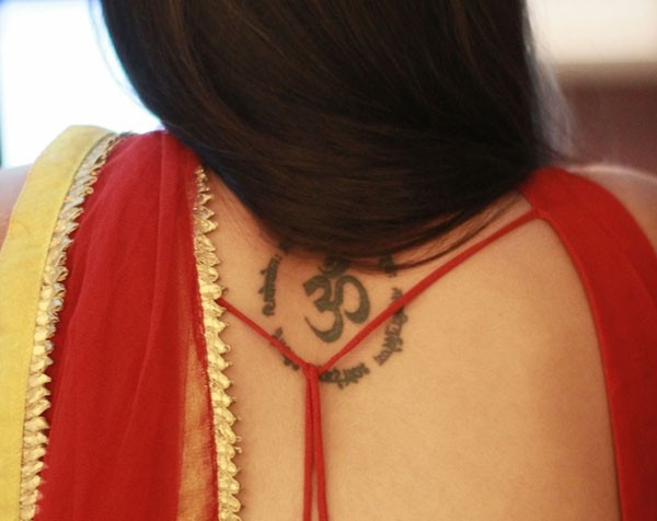 点击大图看下一张：美女背部好看的梵文纹身图案
